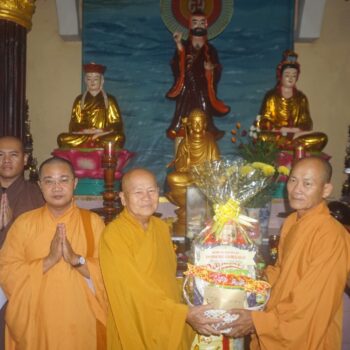 Ban Trị sự Phật giáo thị xã Cai Lậy chúc Tết chùa Bửu Long