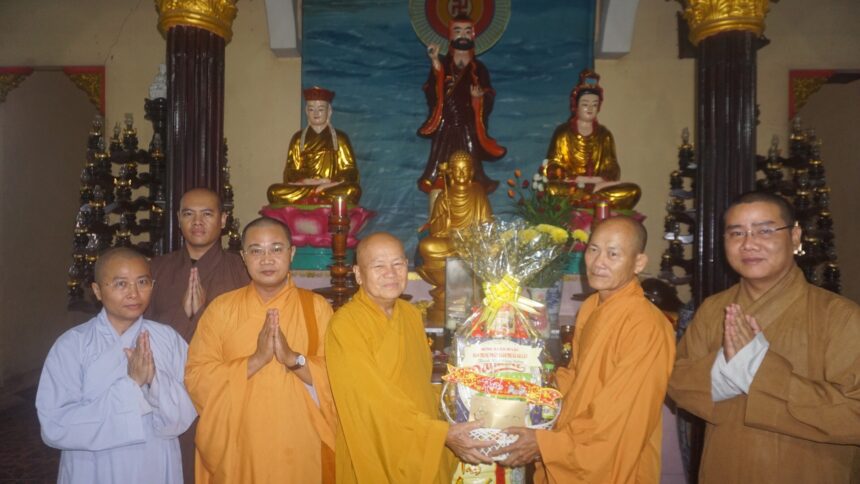 Ban Trị sự Phật giáo thị xã Cai Lậy chúc Tết chùa Bửu Long