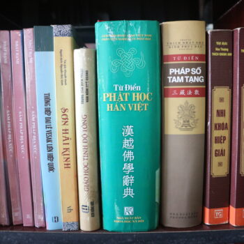 Kinh sách miễn phí tại thư quán chùa Bửu Long