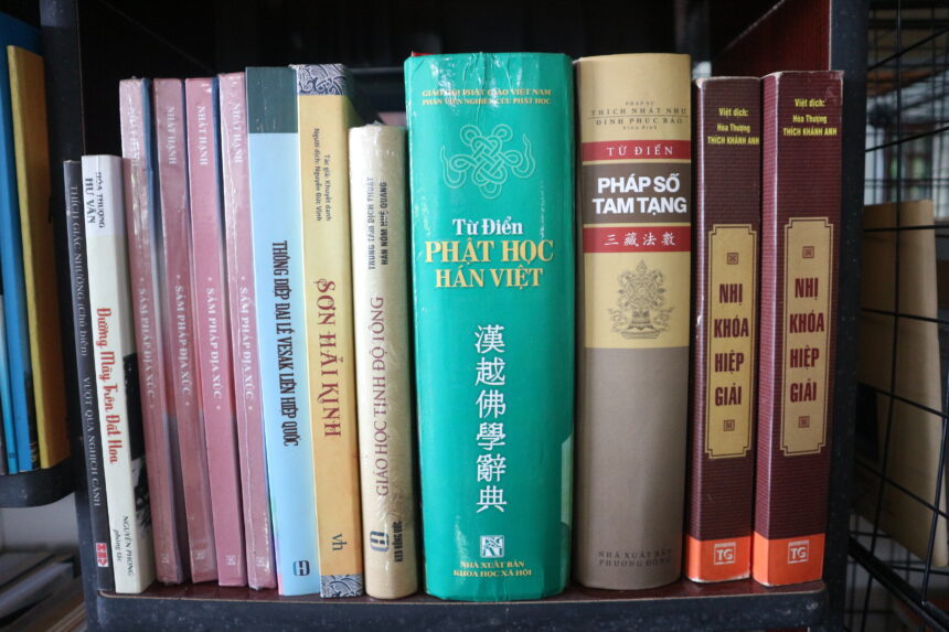 Kinh sách miễn phí tại thư quán chùa Bửu Long