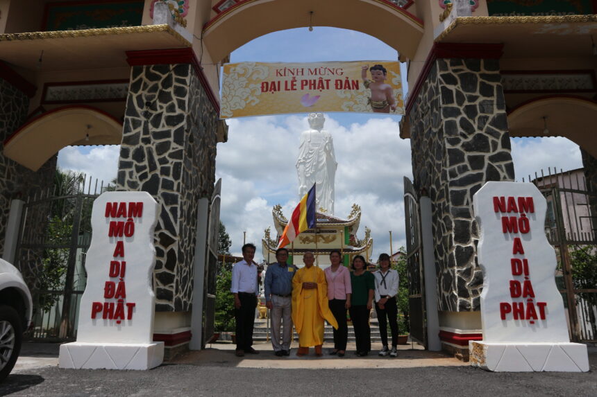 Đoàn Thị ủy – HĐND – UBND – UB MTTQVN thị xã Cai Lậy chúc mừng Phật đản chùa Bửu Long