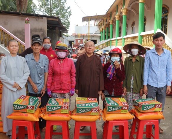 Chùa Bửu Long trao quà đến bà con khó khăn nhân mùa Vu Lan