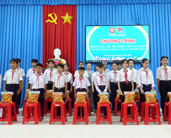 Chùa Bửu Long tặng quà học sinh có hoàn cảnh khó khăn nhân dịp khai giảng năm học mới