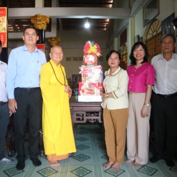 Đoàn Sở Nội vụ, Ban Tôn giáo tỉnh Tiền Giang chúc Tết chùa Bửu Long