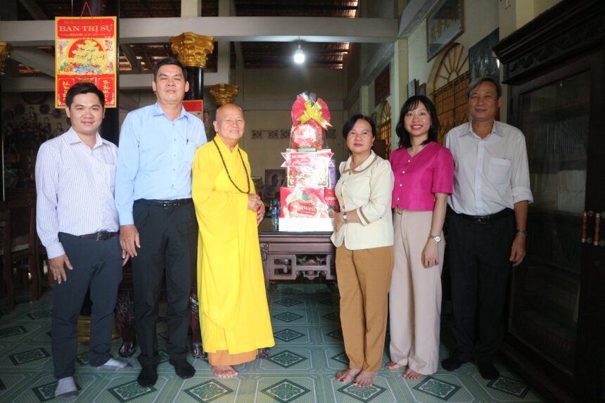 Đoàn Sở Nội vụ, Ban Tôn giáo tỉnh Tiền Giang chúc Tết chùa Bửu Long