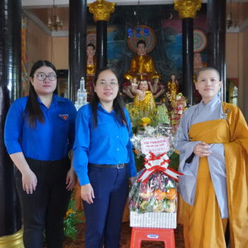 Thị đoàn – Ủy ban Hội Liên hiệp Thanh niên Việt Nam thị xã Cai Lậy chúc mừng chùa Bửu Long nhân dịp Đại lễ Phật đản năm 2024