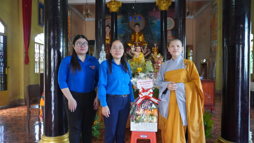 Thị đoàn – Ủy ban Hội Liên hiệp Thanh niên Việt Nam thị xã Cai Lậy chúc mừng chùa Bửu Long nhân dịp Đại lễ Phật đản năm 2024