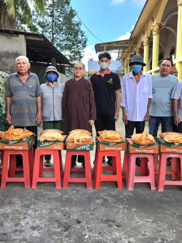 Chùa Bửu Long tặng quà nhân mùa Vu lan năm Giáp Thìn