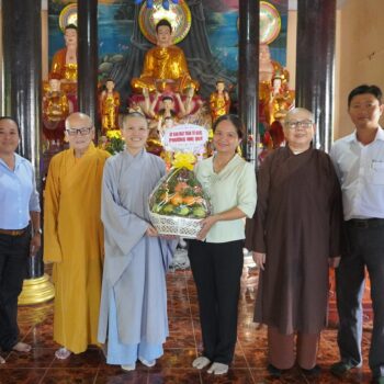Lãnh đạo Ủy ban MTTQVN phường Nhị Quý thăm, gặp mặt chức sắc, trụ trì chùa Bửu Long