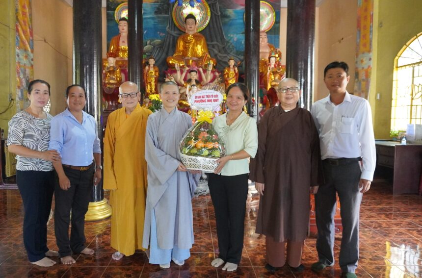 Lãnh đạo Ủy ban MTTQVN phường Nhị Quý thăm, gặp mặt chức sắc, trụ trì chùa Bửu Long