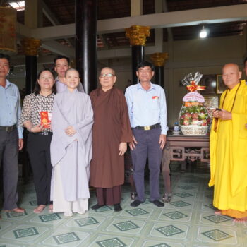 Ủy ban MTTQVN Phường Nhị Quý thăm và tặng quà chùa Bửu Long nhân mùa Vu lan Phật lịch 2569