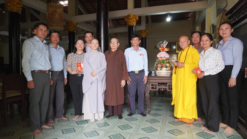 Ủy ban MTTQVN Phường Nhị Quý thăm và tặng quà chùa Bửu Long nhân mùa Vu lan Phật lịch 2569