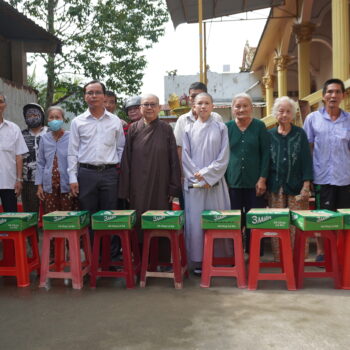 Chùa Bửu Long trao quà cho các hộ dân có hoàn cảnh khó khăn