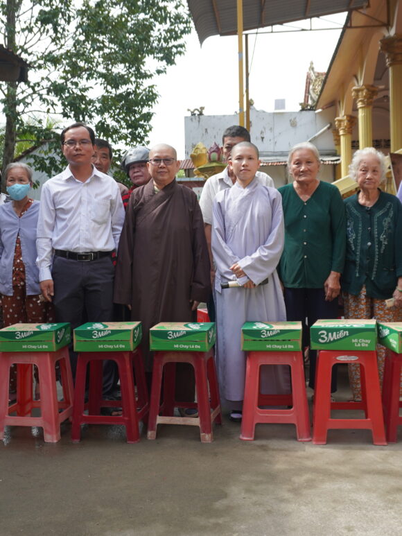 Chùa Bửu Long trao quà cho các hộ dân có hoàn cảnh khó khăn