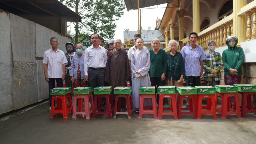 Chùa Bửu Long trao quà cho các hộ dân có hoàn cảnh khó khăn