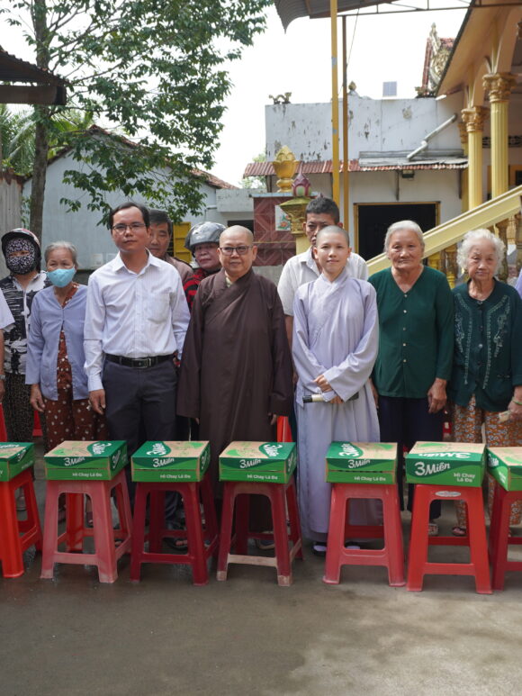 Chùa Bửu Long trao quà cho các hộ dân có hoàn cảnh khó khăn