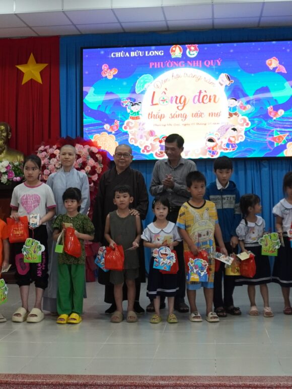 Chùa Bửu Long tặng học bổng và quà Trung thu cho học sinh nghèo