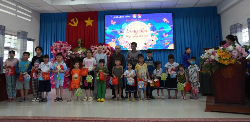 Chùa Bửu Long tặng học bổng và quà Trung thu cho học sinh nghèo