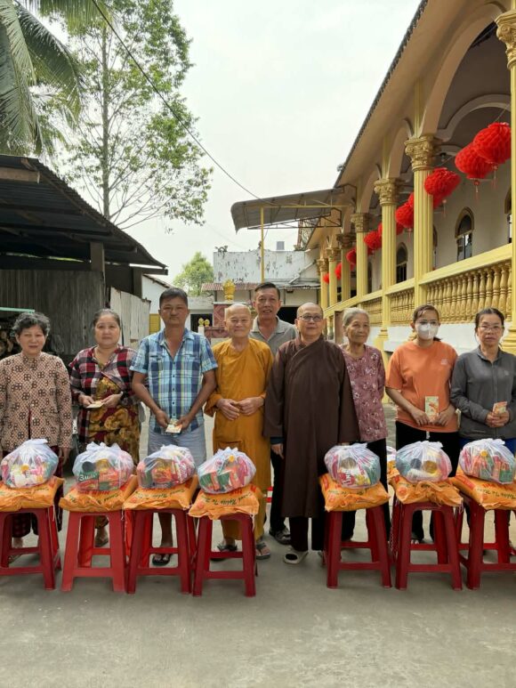 Chùa Bửu Long trao tặng quà Tết đến người dân khó khăn