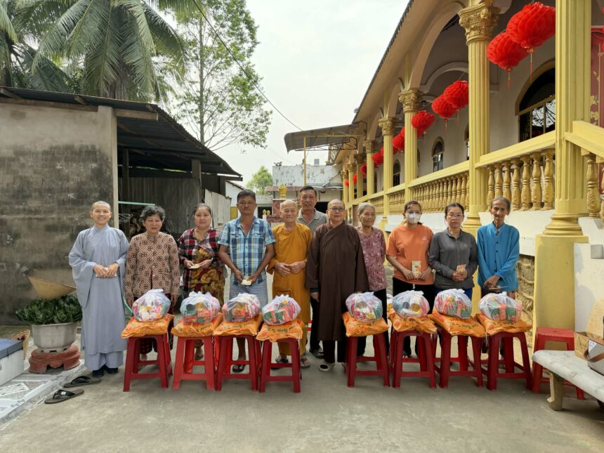 Chùa Bửu Long trao tặng quà Tết đến người dân khó khăn