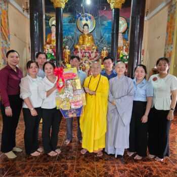 Đoàn đại biểu Đảng ủy, HĐND, UBND, UB MTTQVN Phường Nhị Quý thăm, chúc Tết chùa Bửu Long