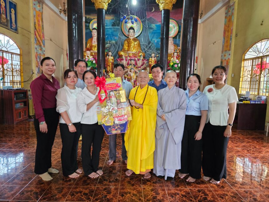 Đoàn đại biểu Đảng ủy, HĐND, UBND, UB MTTQVN Phường Nhị Quý thăm, chúc Tết chùa Bửu Long