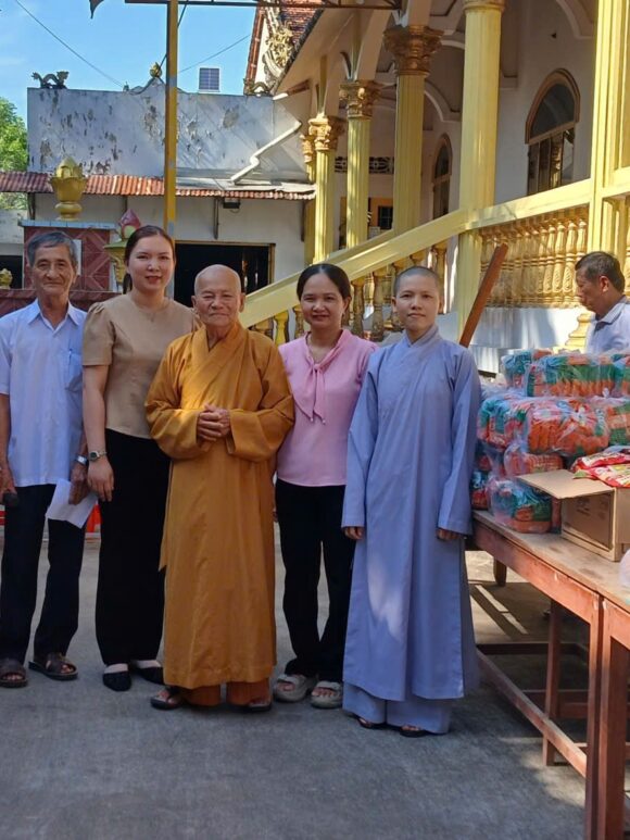 Chùa Bửu Long tổ chức phiên chợ 0 đồng và trao tặng học bổng cho người dân, học sinh nghèo, khó khăn