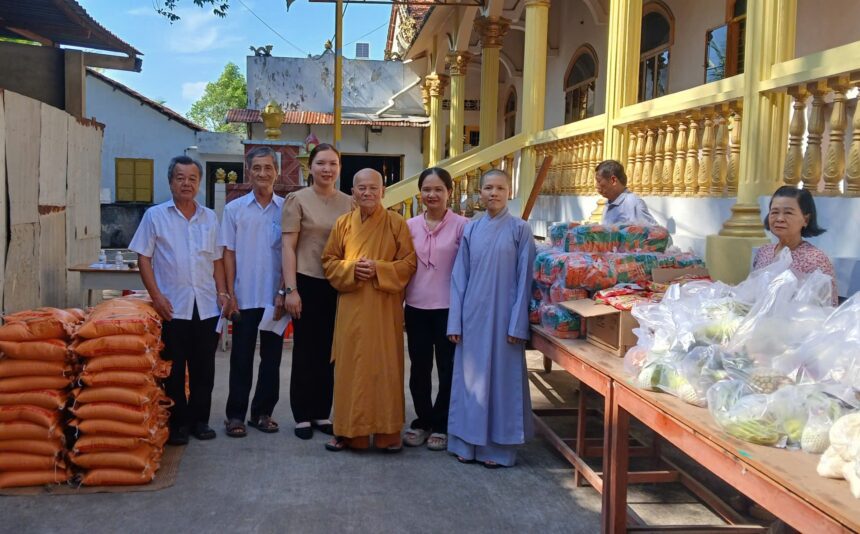 Chùa Bửu Long tổ chức phiên chợ 0 đồng và trao tặng học bổng cho người dân, học sinh nghèo, khó khăn