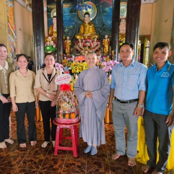 Lãnh đạo Đảng ủy, HĐND, UBND, UBMTTQ Việt Nam Phường Nhị Quý thăm chúc mừng Đại lễ Phật đản Phật lịch 2570