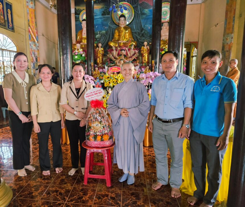 Lãnh đạo Đảng ủy, HĐND, UBND, UBMTTQ Việt Nam Phường Nhị Quý thăm chúc mừng Đại lễ Phật đản Phật lịch 2570