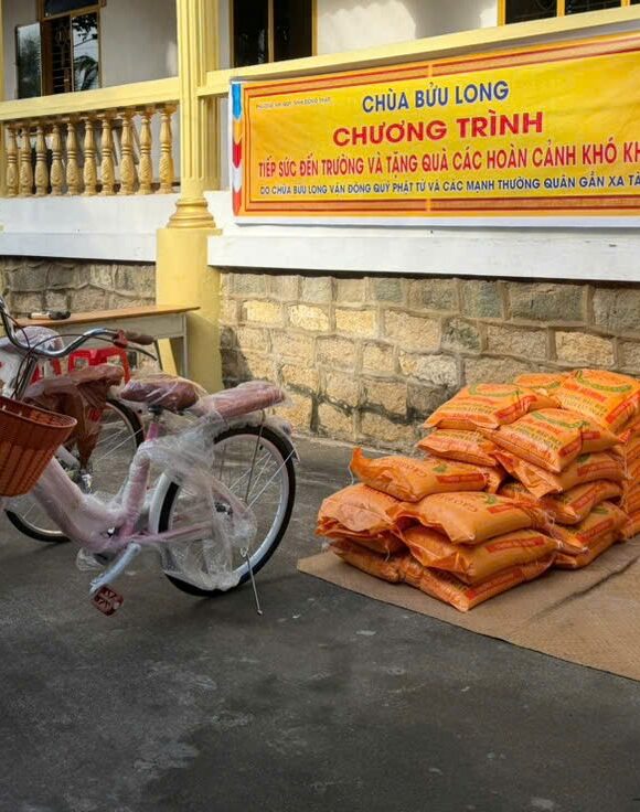 Chùa Bửu Long tổ chức chương trình Tiếp sức đến trường và tặng quà hoàn cảnh khó khăn
